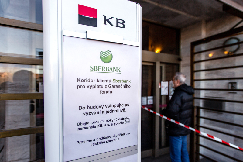soud prodloužil výplatu věřitelů zkrachovalé sberbank cz o dalších 30 dní