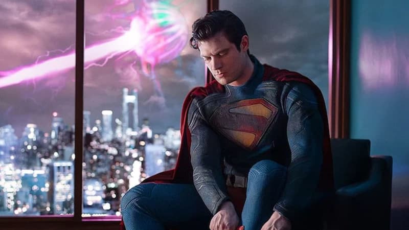 david corenswet en superman : un costume abîmé, des bottes rouge vif… et une attaque extraterrestre dans le ciel