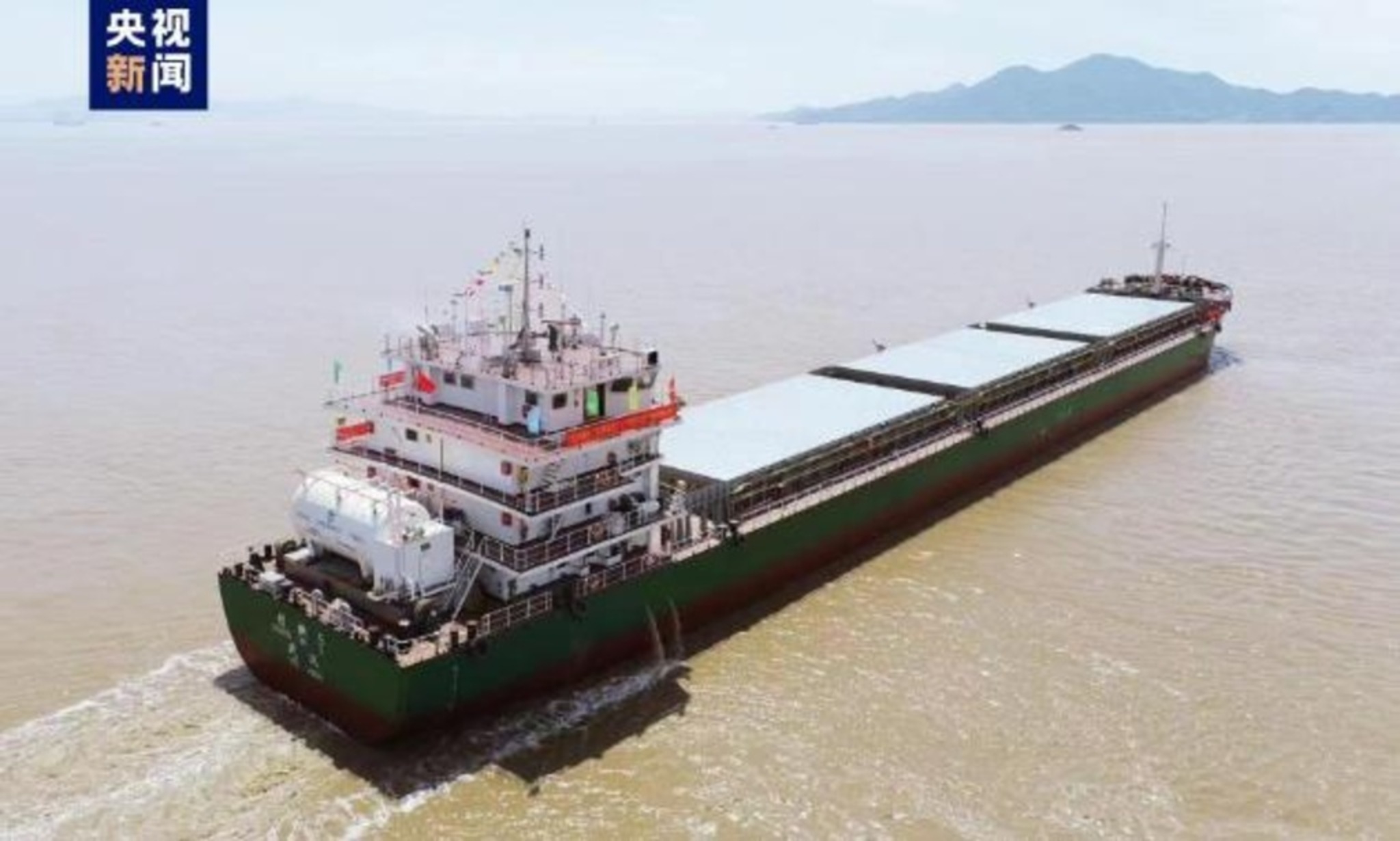 中国の三峡ダム 1万トン級長江・海洋直通船が初通過