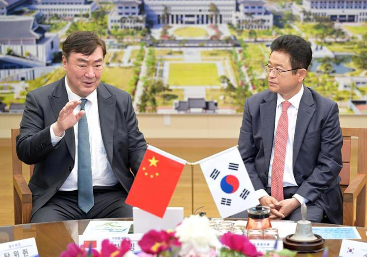 Chinese Ambassador to Korea Xing Haiming, left, speaks with North Gyeongsang Gov. Lee Cheol-woo on ways to boost cooperation at the governor's office in Andong, North Gyeongsang Province, Tuesday. Courtesy of North Gyeongsang Provincial Office