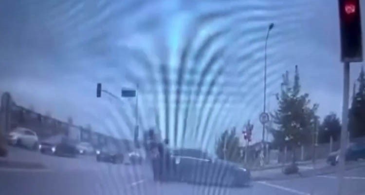 kırmızı ışıkta geçen motosiklet sürücü otomobile çarptı, o anlar kamerada