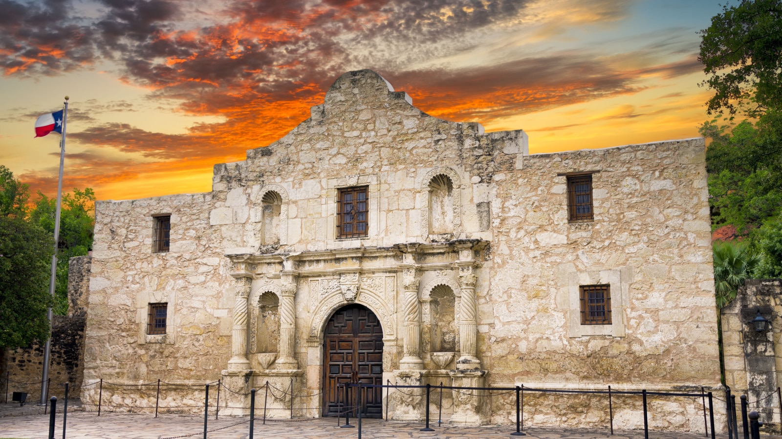 <p>Located in San Antonio, the Alamo is a must-visit to explore the historic mission and the famous battle for Texas independence.</p>