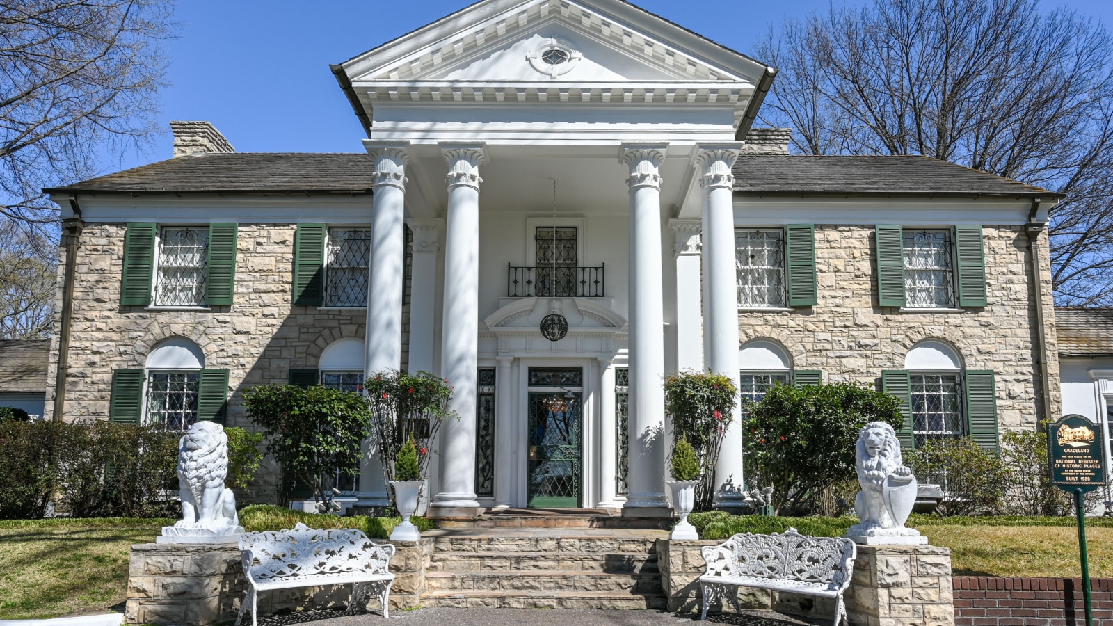 <p>In Memphis, Graceland is a must-visit to experience the life and legacy of Elvis Presley. It’s a pilgrimage site for music fans.</p>