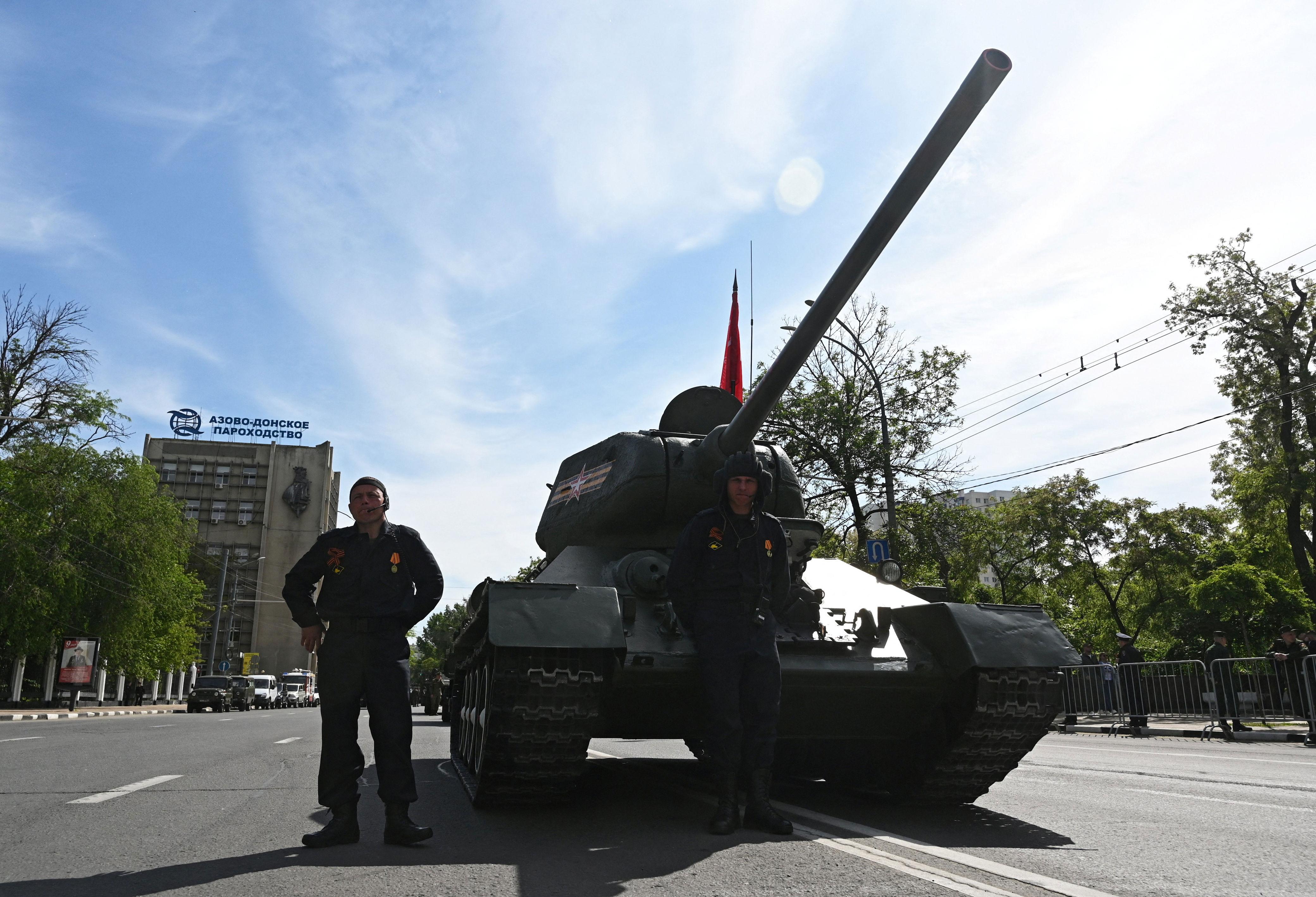 only one tank on display in russian victory parade - and its from ww2- as putin concedes 'difficult period'