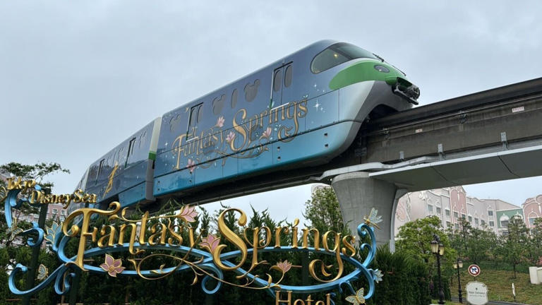 A Monorail on the Disney Resort Line, transporting guests between Maihama Station and Tokyo Disney Resort, has debuted a new Fantasy Springs wrap. Fantasy Springs Monorail The exterior of the Fantasy Springs Monorail features a blue gradient. The new port’s logo, with golden lettering and pink flowers, is on the front car. There are white ... Read more