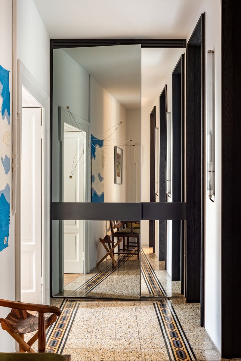 questo appartamento a milano in un palazzo del novecento è un omaggio al design contemporaneo