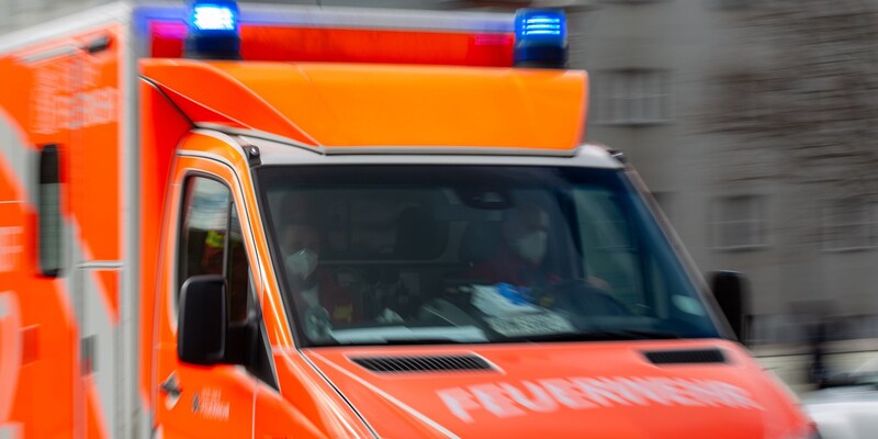 kremserfahrt in thüringen - anhänger von traktor kippt um - mindestens 13 verletzte, zwei davon schwer