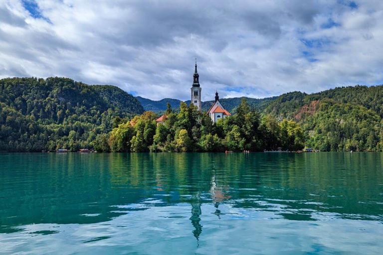 Slovenia is one of our favorite countries. Still somewhat off the radar for many, Slovenia has breathtaking scenery, culture, history, stunning scenery, medieval towns, jaw-dropping scenery, quirky urban areas, great food… and did I already…
