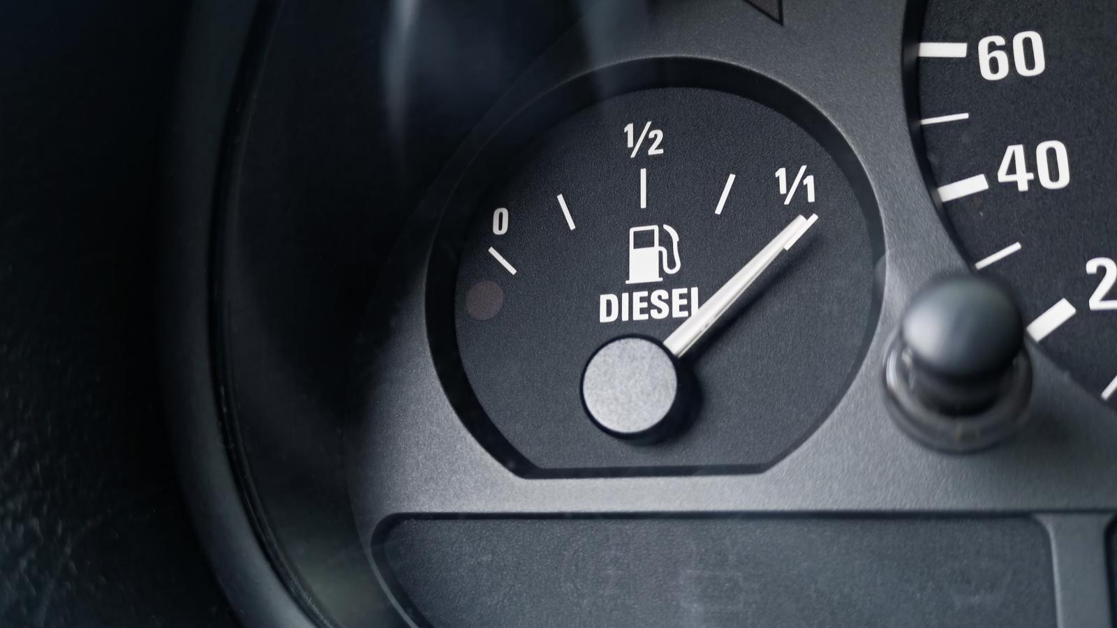 πώς με μία κίνηση μπορείς να μειώσεις στο μισό την κατανάλωση βενζίνης -το άγνωστο τρικ