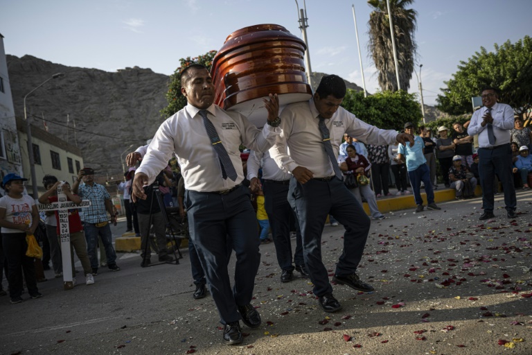 'dançarinos da morte' carregam caixões e desafiam a dor do adeus no peru