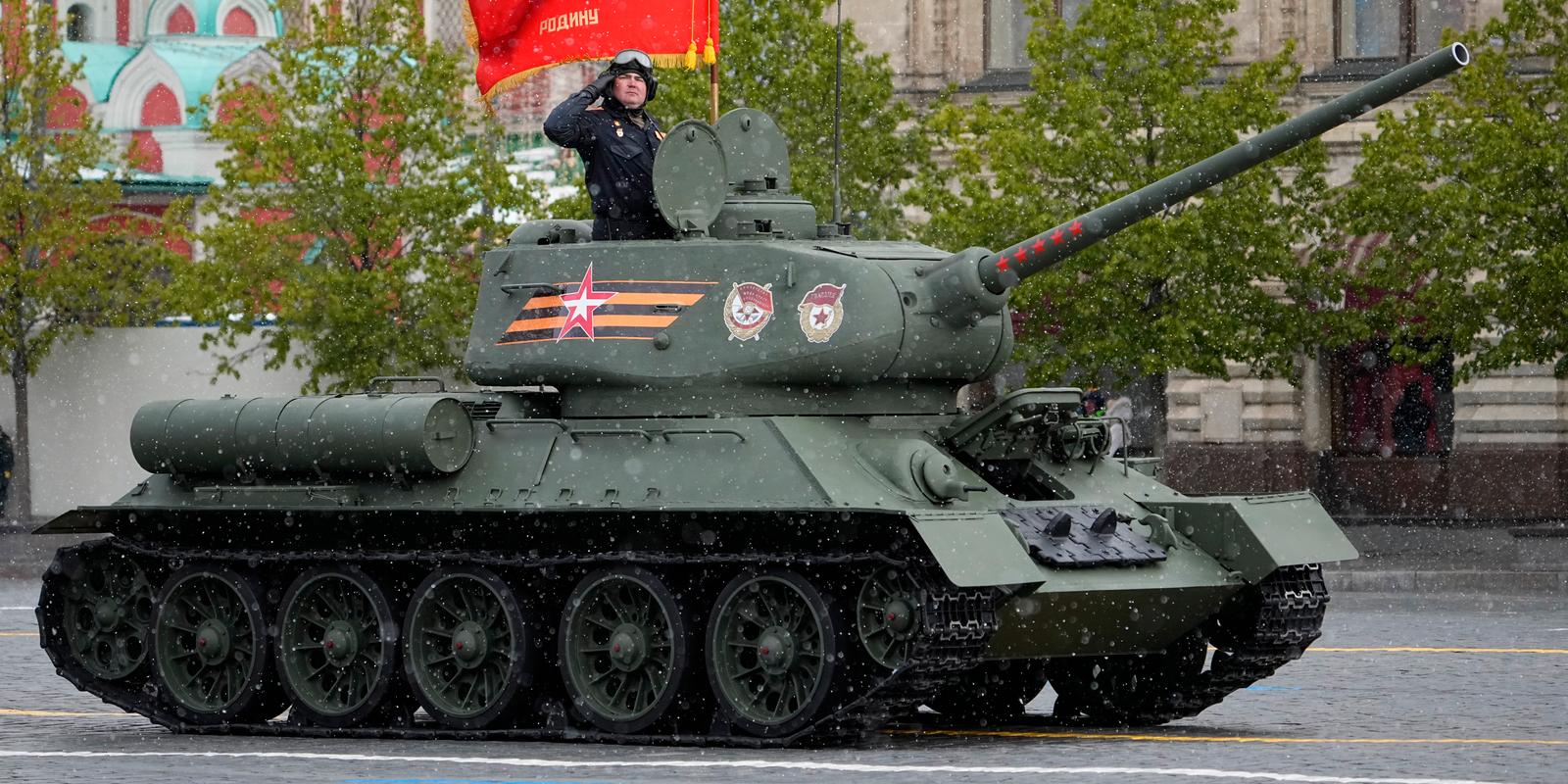 ensam stridsvagn körde i moskvas segerdagsparad