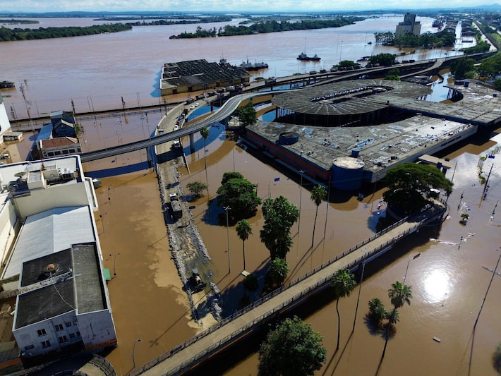 ‘corredor humanitário’: porto alegre derruba passarela e usa pedregulhos para criar acesso a canoas