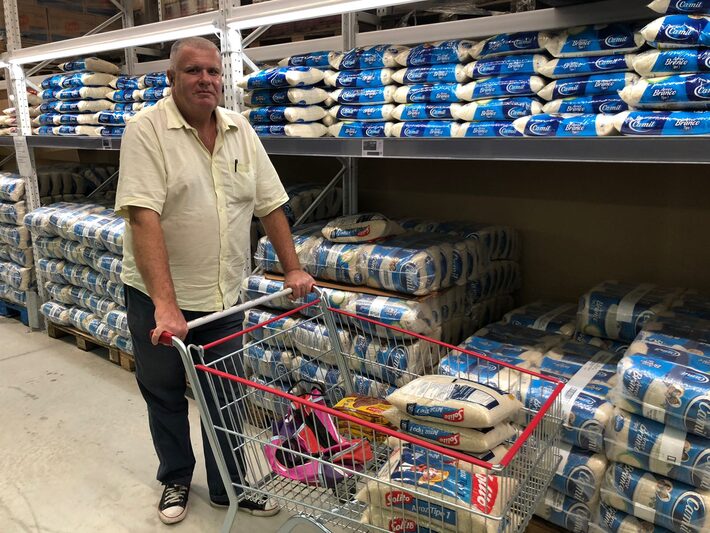 supermercados racionam venda de arroz, feijão, leite e óleo de soja por causa de enchente no rs