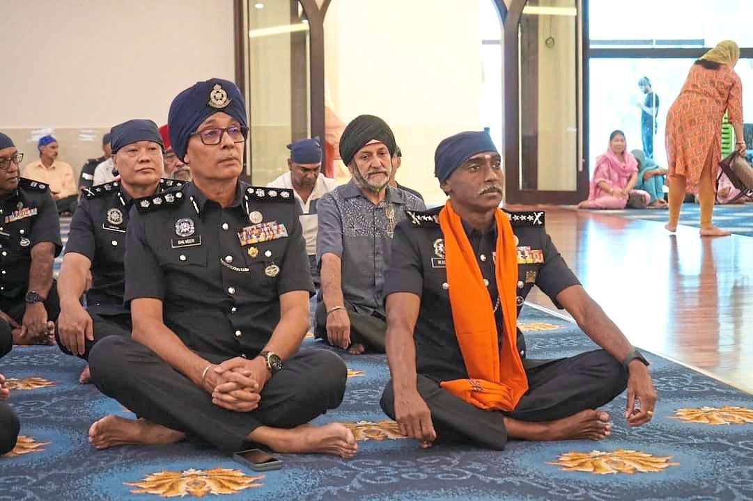 johor’s top cop joins sikh community in special prayers