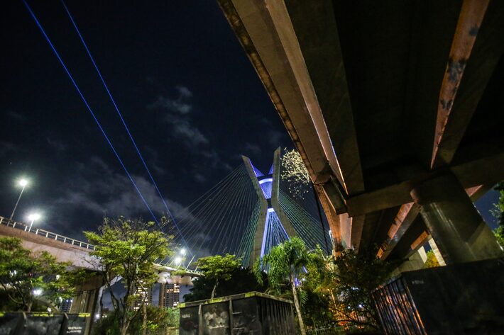 ponte estaiada em são paulo é iluminada em homenagem ao dia da europa; veja fotos
