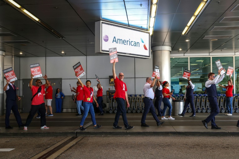 usa: hôtesses et stewards d'american airlines appellent biden à l'aide