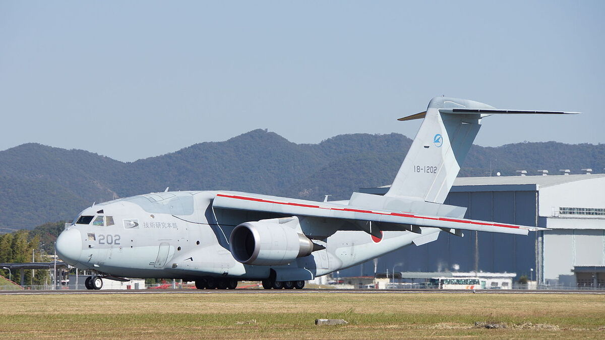 avión militar aterriza de emergencia tras abrirse una ventana en pleno vuelo en japón