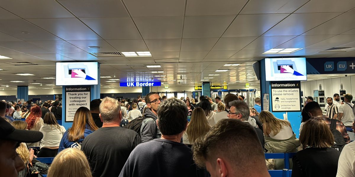passagers dorment sur le sol après l’effondrement du système dans les aéroports du royaume-uni