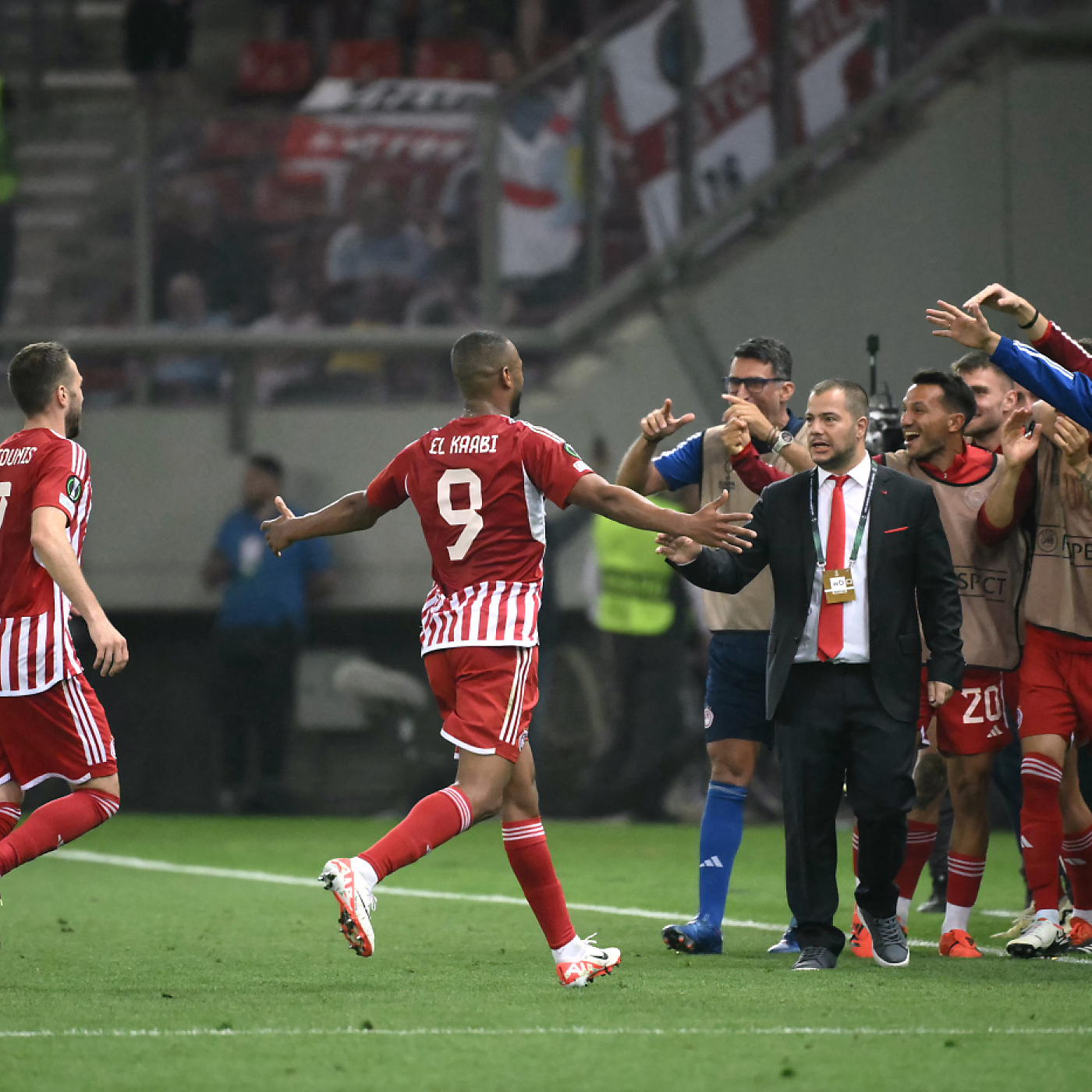olympiakos folgt fiorentina ins conference-league-finale