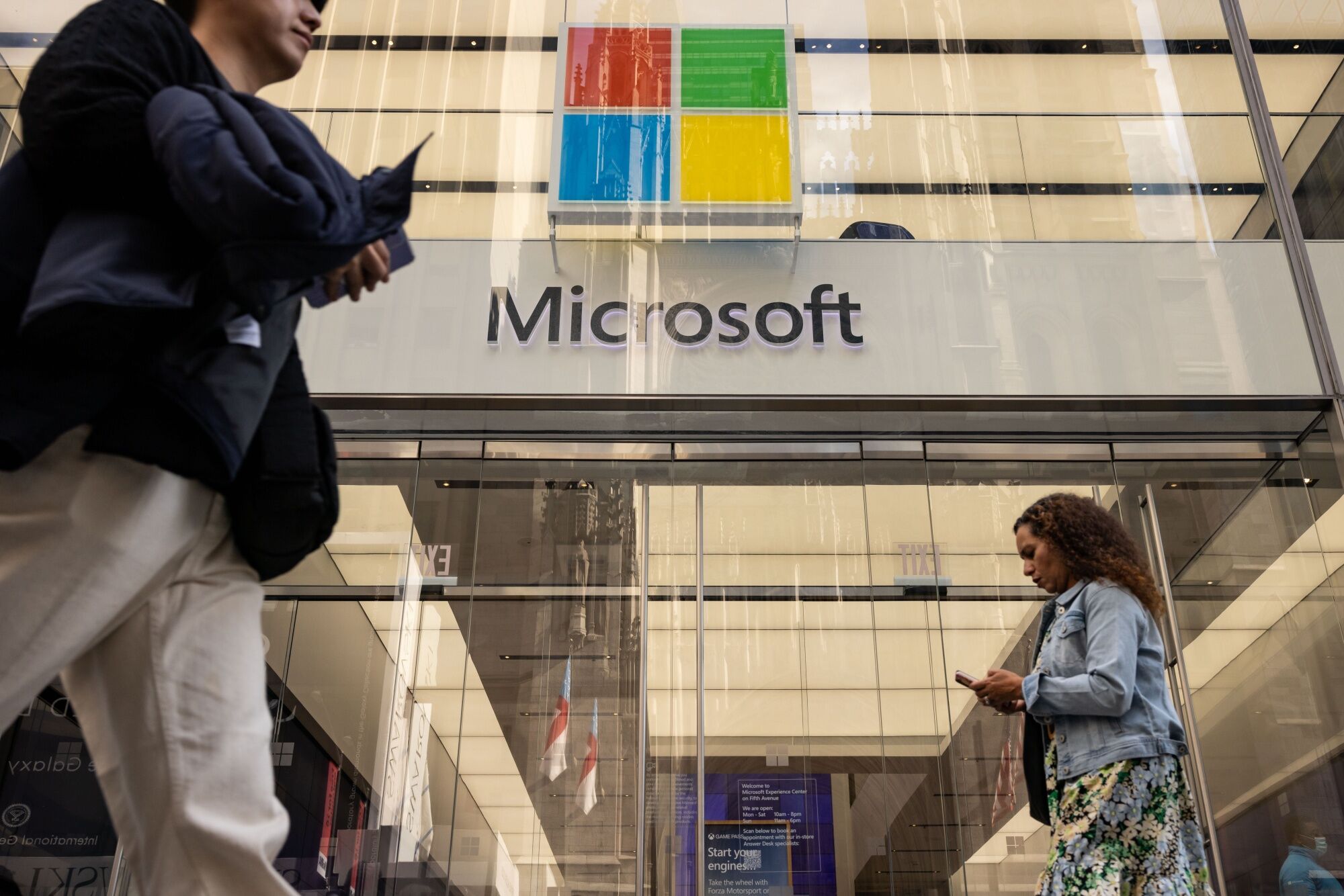 microsoft, microsoft plans mobile-game store, vying with apple, google