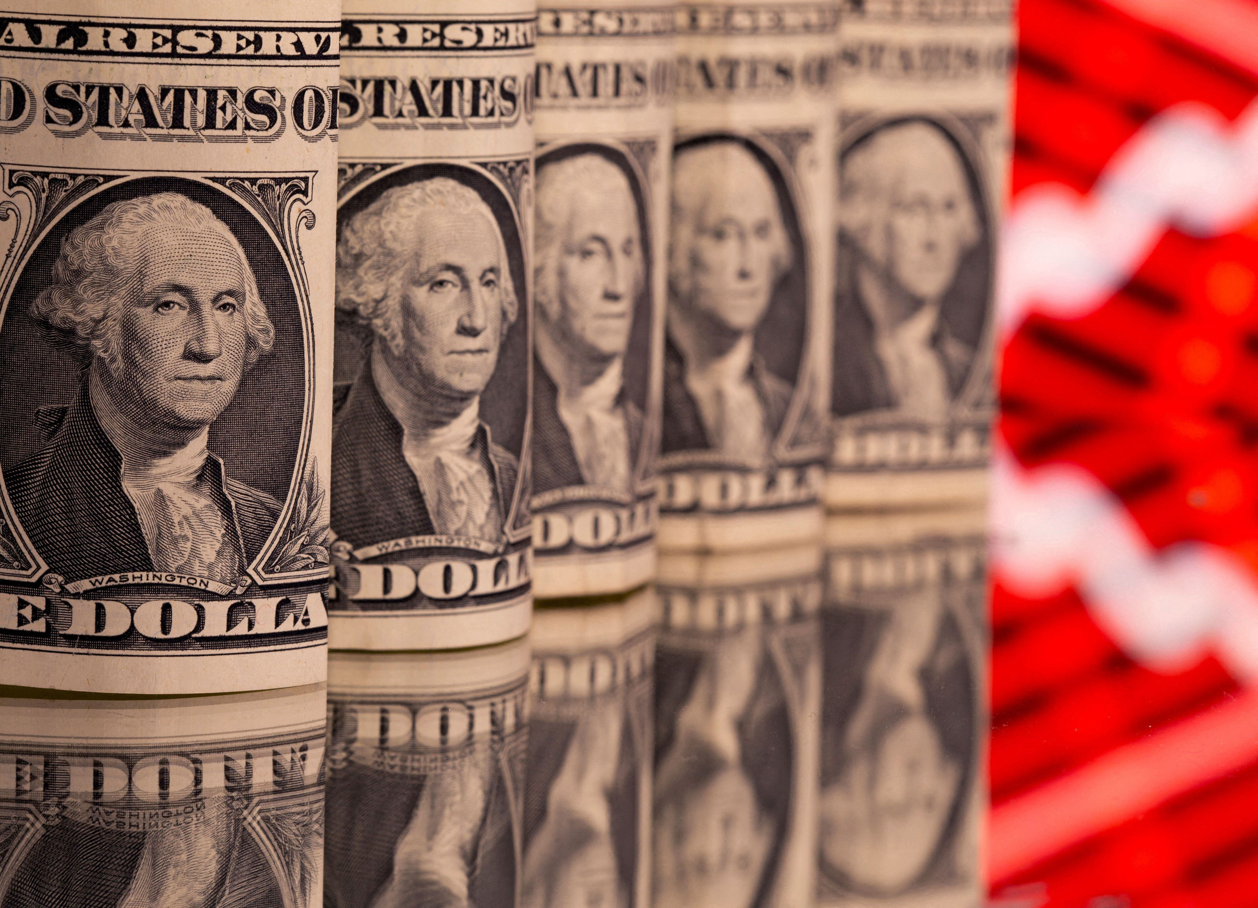 dólar profundiza derrumbe en jornada de escasos datos