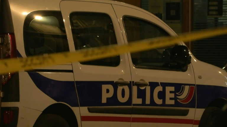 deux policiers grièvement blessés par balle par un homme dans un commissariat parisien