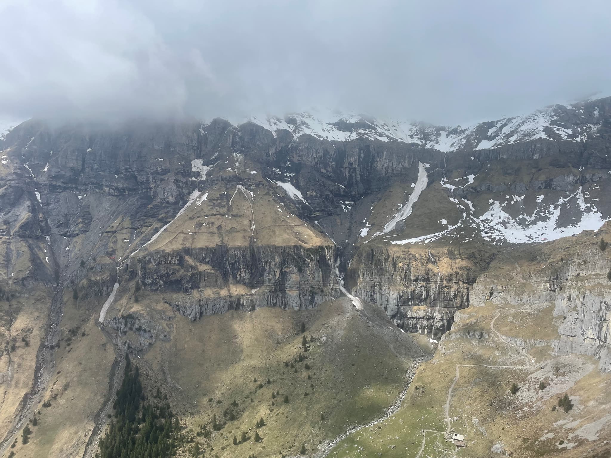 suisse: un français de 32 ans tué dans une avalanche, quatre autre personnes blessées