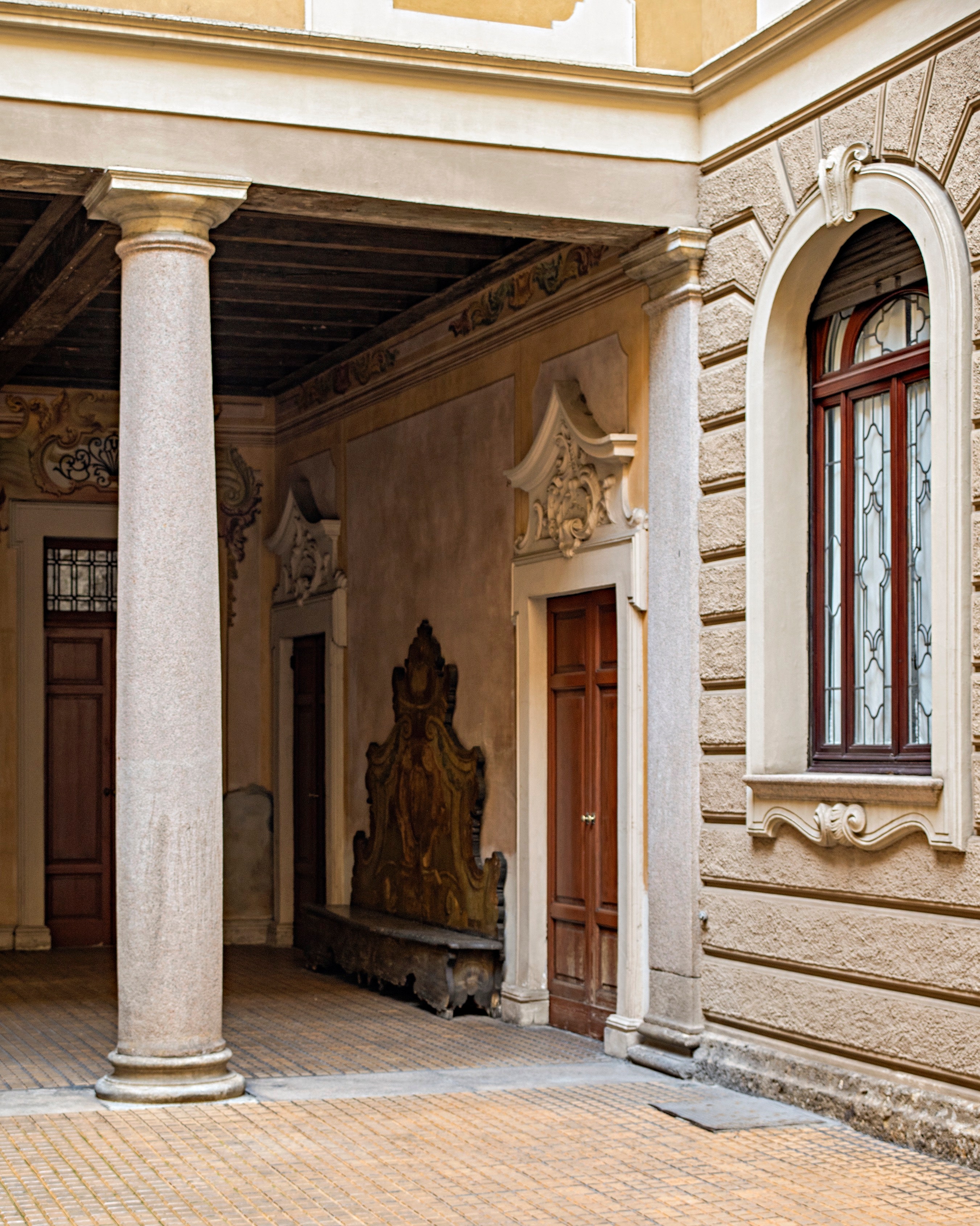 un ancien palais milanais transformé en appartement contemporain