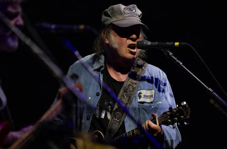 Neil Young reunites with Crazy Horse after a decade, performs double encore<br><br>