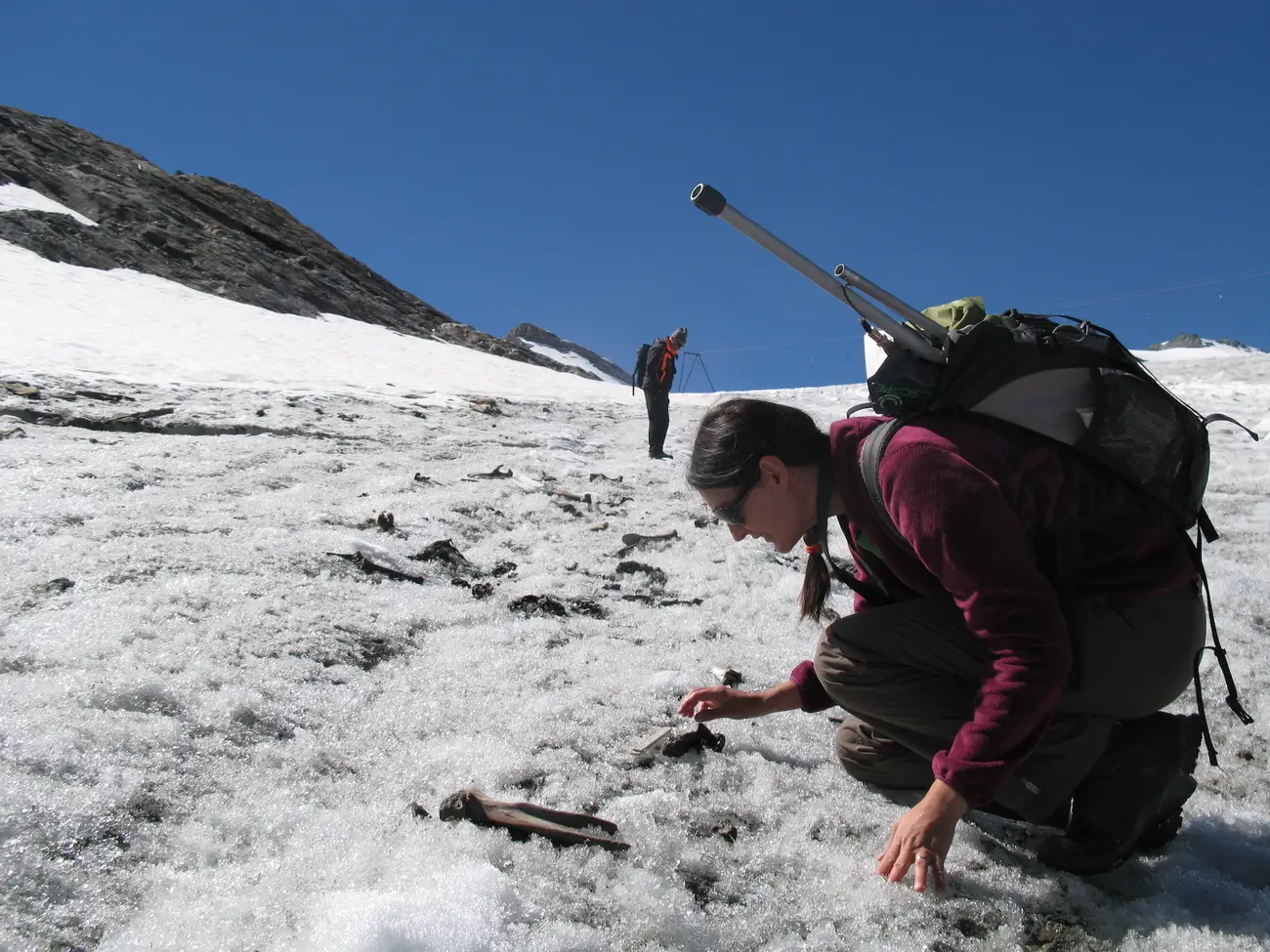 ein wanderer entdeckte auf einem schweizer gletscher 400 jahre alte überreste eines wohlhabenden reisenden
