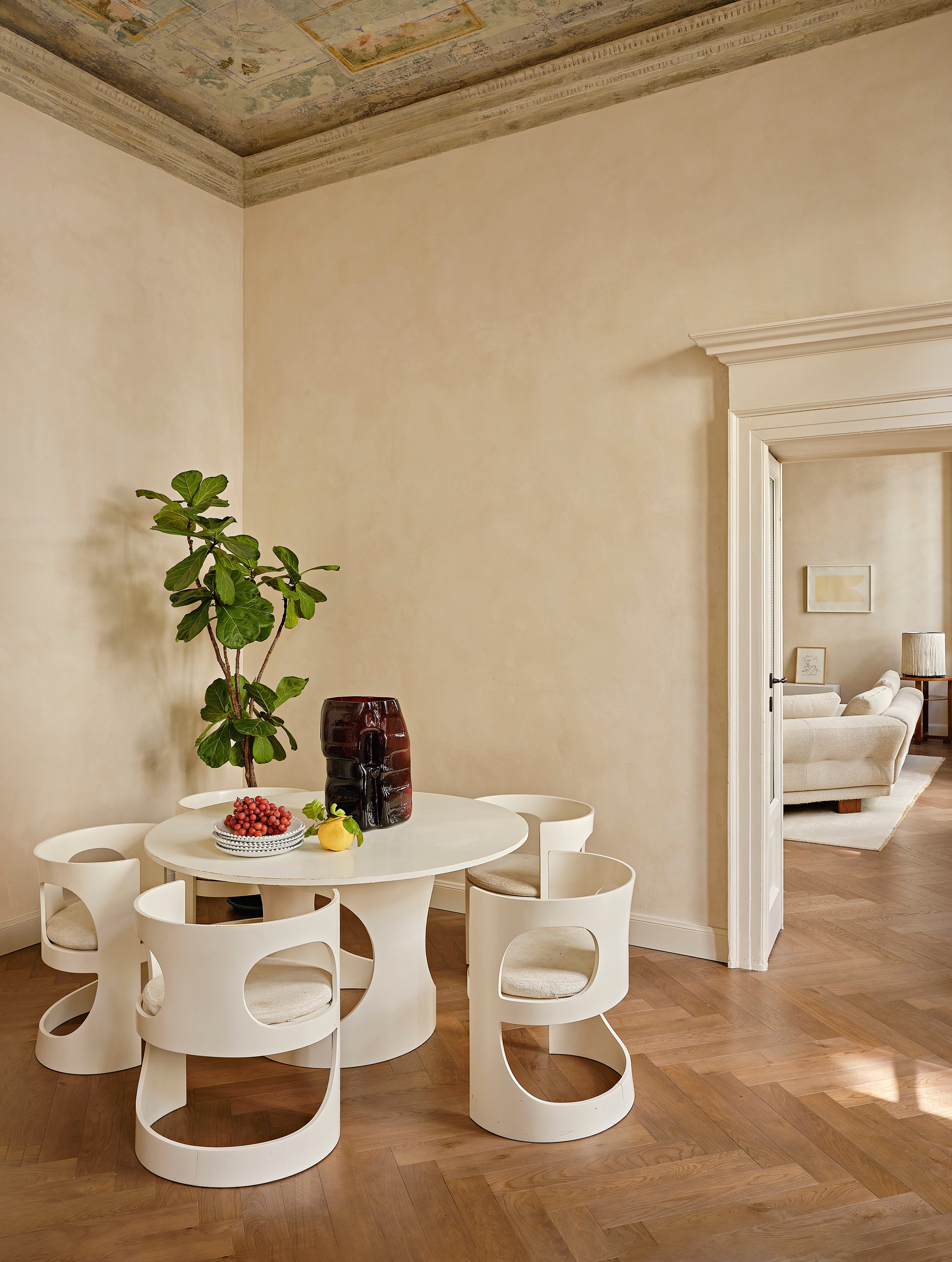 un ancien palais milanais transformé en appartement contemporain
