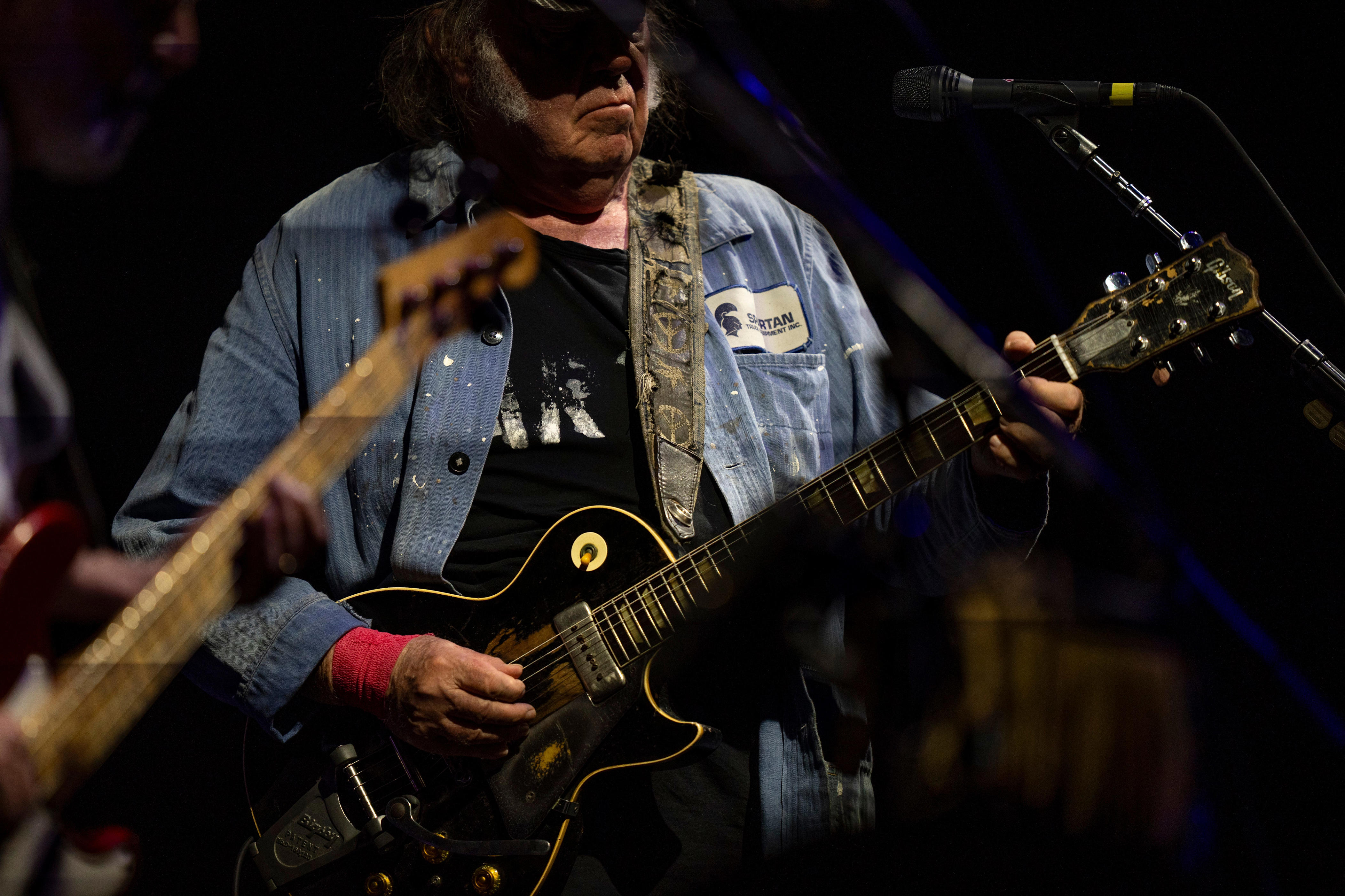 neil young reunites with crazy horse after a decade, performs double encore