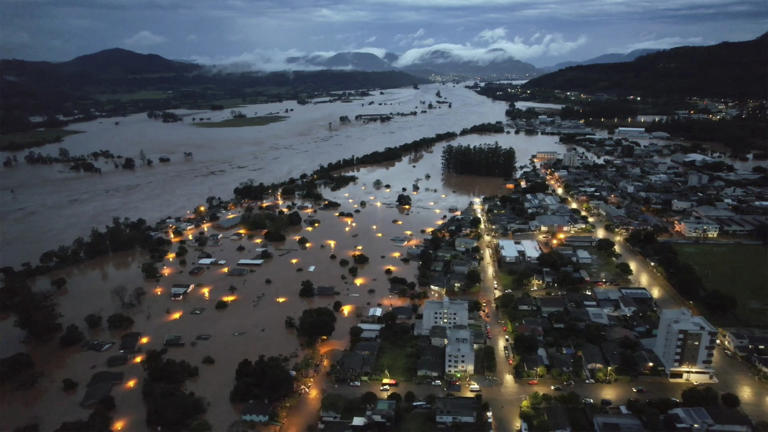 【今日の1枚】ブラジル洪水、街灯が頼り