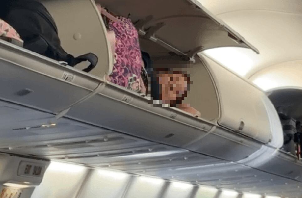 “편하게 잘래” 비행기 좌석 위 짐칸 들어간 ‘민폐’ 승객