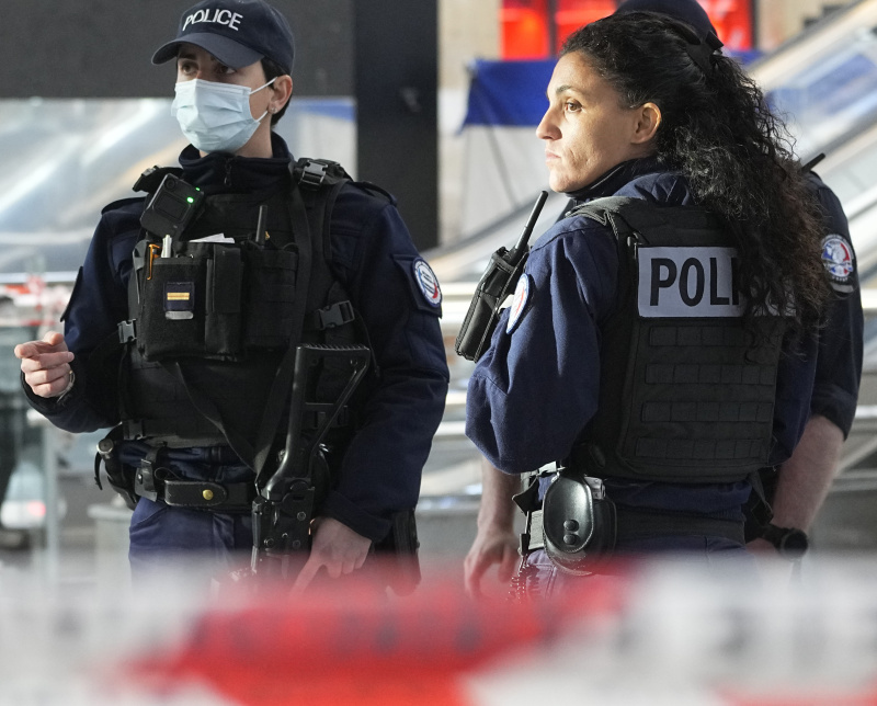 vyslýchaný muž v paříži postřelil dva policisty, jsou ve vážném stavu