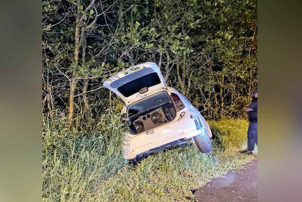 afraid of being caught, man leaves girlfriend in car as vehicle plunges into river