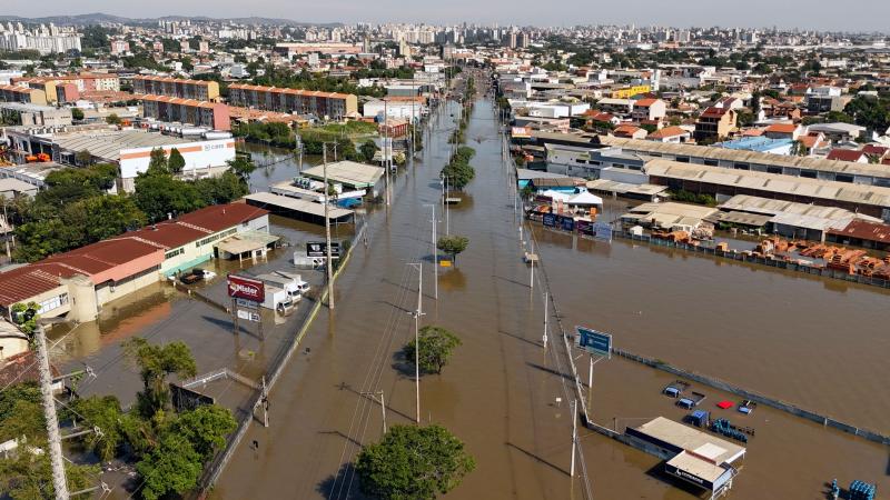 inondations au brésil : un cheval reste bloqué pendant quatre jours sur le toit d’une maison (vidéo)