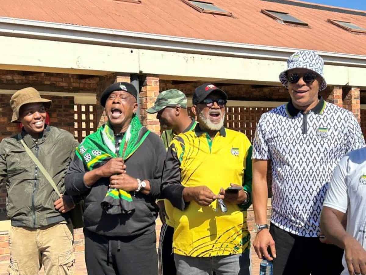 chiefs and bafana legend doctor khumalo denies campaigning for the anc