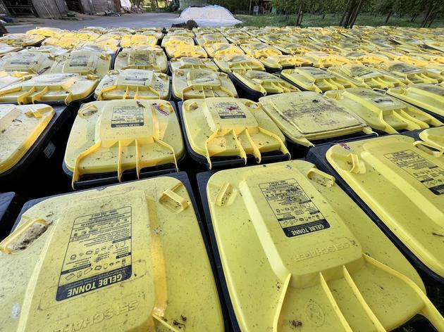 von der last befreit: wie taaken hunderte gelben tonnen entsorgt