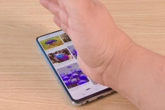 As ridiculous as it sounds, you can take a screenshot on a Samsung Galaxy phone using your palm. Charlie Wagner/CNET
