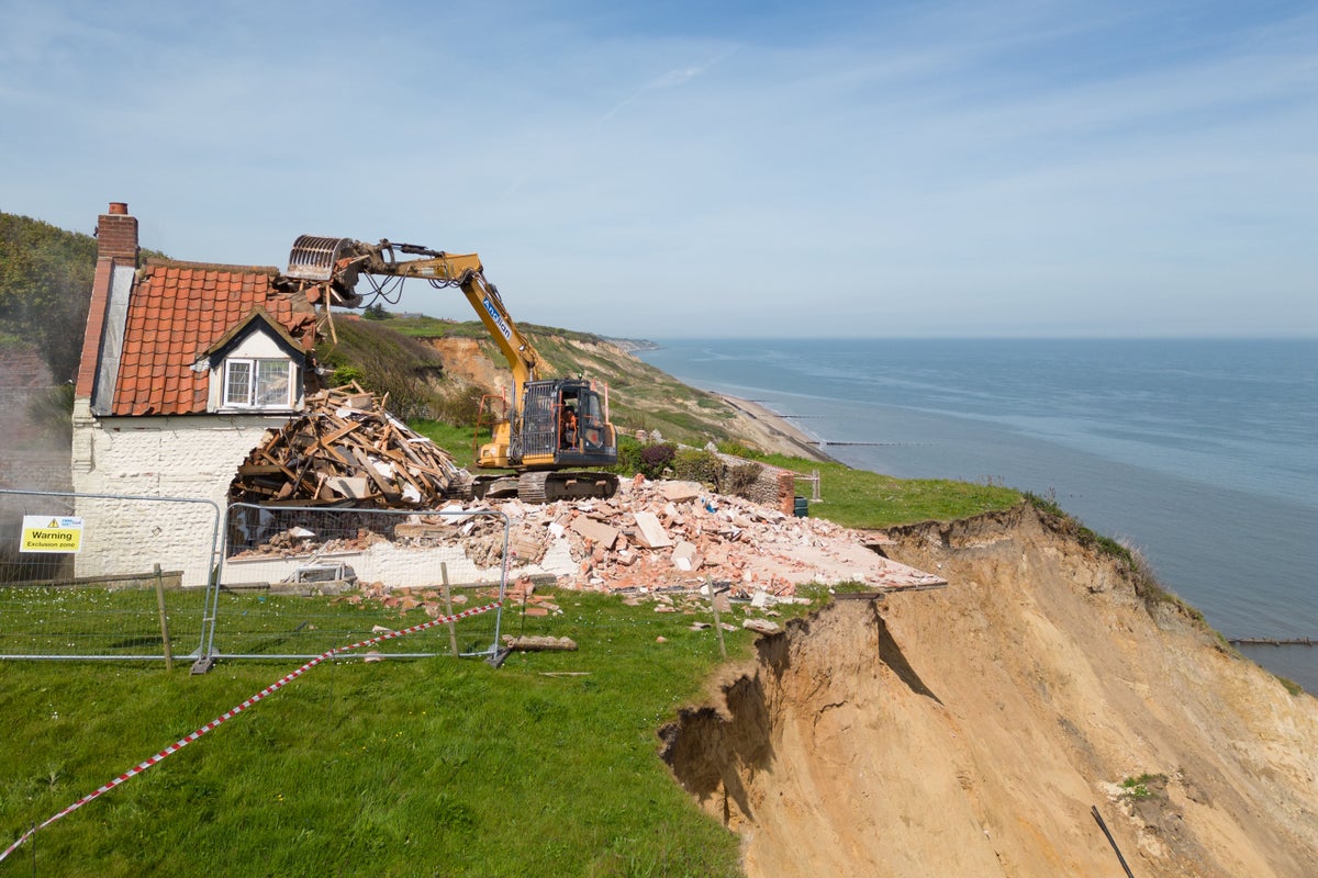 farmhouse left hanging over cliff due to coastal erosion is demolished