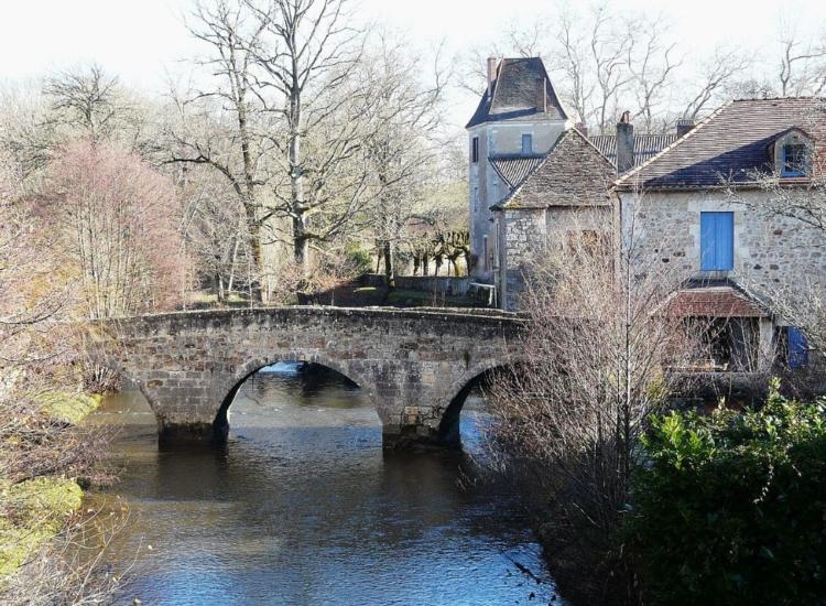 ce magnifique bourg médiéval, joyau du périgord, fait partie des plus beaux villages de france