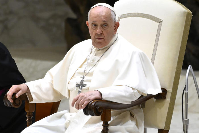 “papa francesco è un eretico, si dimetta”: il duro attacco di viganò