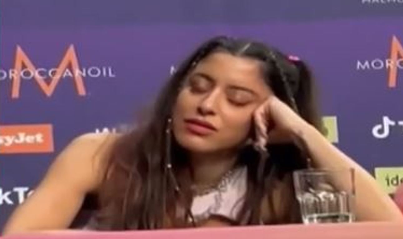 eurovision 2024 – μαρίνα σάττι: οι γκριμάτσες, το χασμουρητό και ο ύπνος την ώρα που μιλούσε η εκπρόσωπος του ισραήλ