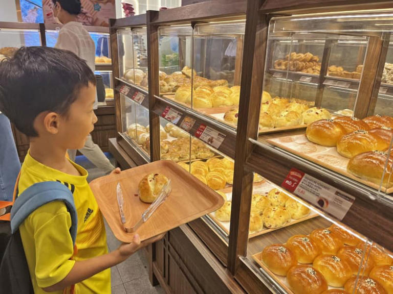 シンガポール中心部オーチャードの「五穀七福」の店舗で商品を選ぶ男の子＝2024年4月16日（共同）