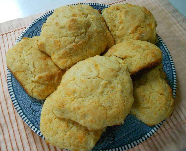 Delicious Cornmeal Cheddar Biscuits: An Easy Drop Biscuit Recipe