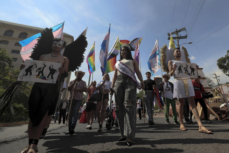 La comunidad LGBTI marcha en Honduras contra la discriminación y los 521 crímenes de odio desde 2009