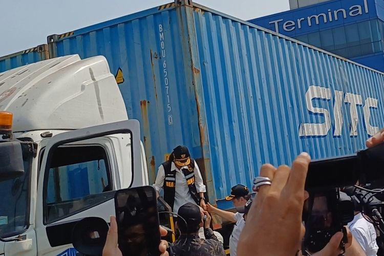 [populer money] sri mulyani panjat truk kontainer di tanjung priok | blt rp 600.000 tidak kunjung dicairkan