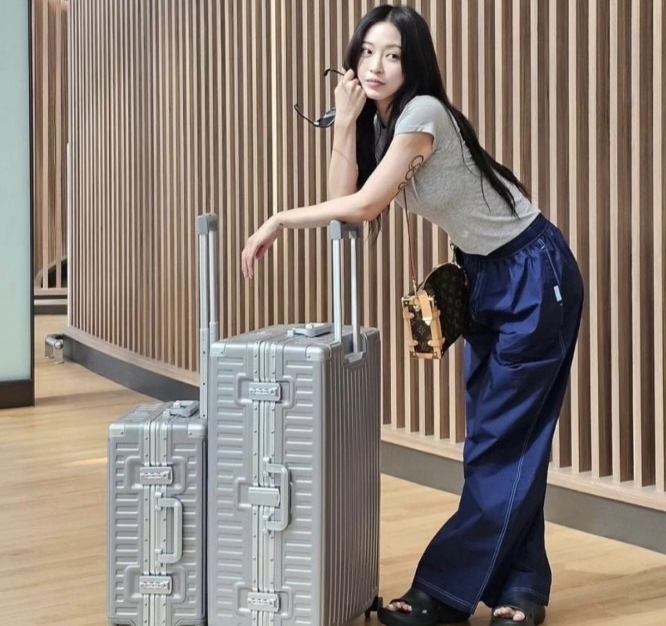 韩艺瑟新婚之旅，拉着行李箱现身机场，时尚感爆棚
