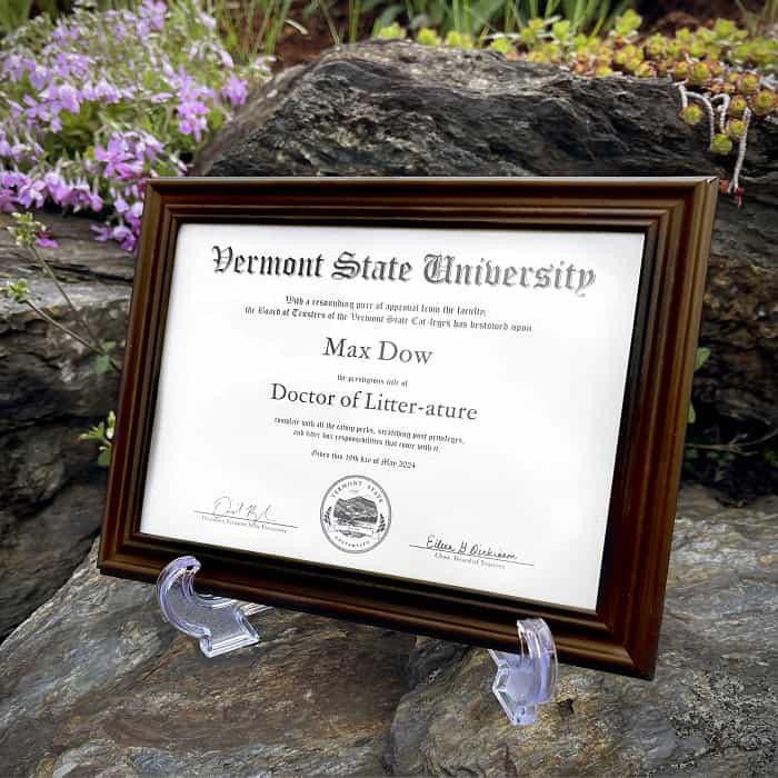 Il diploma del gatto Max della Vermont State University (Facebook / Vermont State University)